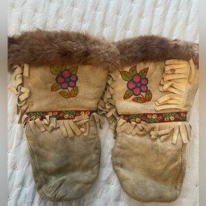 Vintage Embroidered Tan Mittens with Fur Trim